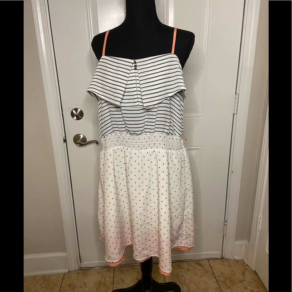 Xhilaration woman’s dress ( no size on tag but believ it’s an X-Large)